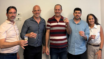 מימין לשמאל: דניאלה נועם, סמנכ״לית כספים קבוצת פלתורס; פיני בן עבו, מנכ״ל פלתורס-ברמן; סוב יורם שוורץ; נתנאל מנדלסון, משנה למנכ״ל מגדל אחזקות וניהול סוכנויות; עו״ד יניב גל - שותף במשרד קן דרור, אזרן, הראל ושות׳, צילום: יח״צ מגדל סוכנויות