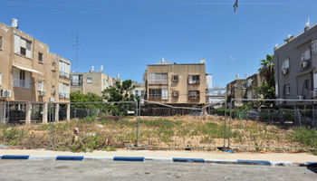 מגרש ריק בחולון, צילום: מוטי קפלן