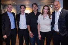 מימין: גבי זינגר, טל ראט, סיון בלסנהיים, ניר ישעיה ורן לאופר באירוע ייחודי שנערך באדמונד דה רוטשילד ישראל, צילום: אסקף