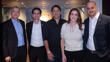 מימין: גבי זינגר, טל ראט, סיון בלסנהיים, ניר ישעיה ורן לאופר באירוע ייחודי שנערך באדמונד דה רוטשילד ישראל, צילום: אסקף