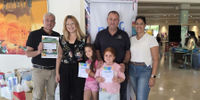 מימין לשמאל: אודליה דניאל, אלון בריקמן, נטע גנצין ולמר, אבישי אחימאיר, בשורה למטה: הבנות הודיה ומאיה, צילום: יח״צ