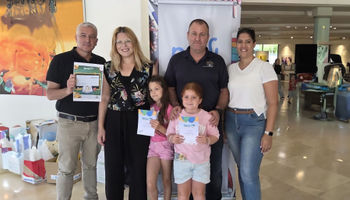 מימין לשמאל: אודליה דניאל, אלון בריקמן, נטע גנצין ולמר, אבישי אחימאיר, בשורה למטה: הבנות הודיה ומאיה, צילום: יח״צ