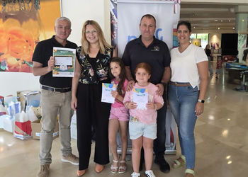 מימין לשמאל: אודליה דניאל, אלון בריקמן, נטע גנצין ולמר, אבישי אחימאיר, בשורה למטה: הבנות הודיה ומאיה, צילום: יח״צ