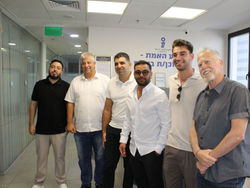 מימין לשמאל: סו״ב מאיר רוטברג, רום שלום סמנכ״ל פיתוח של ETX, גבע כהן מנכ״ל-שותף ETX, שי שדה יו״ר ליסו״ב, אורן כהן מנכ״ל ליסו״ב, סהר בכר מנהל תפעול ושותף ETX, צילום: שחר סברוב, לשכת סוכני הביטוח