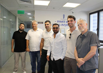 מימין לשמאל: סו״ב מאיר רוטברג, רום שלום סמנכ״ל פיתוח של ETX, גבע כהן מנכ״ל-שותף ETX, שי שדה יו״ר ליסו״ב, אורן כהן מנכ״ל ליסו״ב, סהר בכר מנהל תפעול ושותף ETX, צילום: שחר סברוב, לשכת סוכני הביטוח