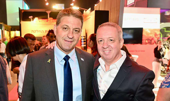 מימין לשמאל: ברק נרדי, מנכ״ל בנק מרכנתיל, חיים ביבס, יו״ר מרכז השלטון המקומי, צילום: יח״צ מרכנתיל 