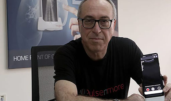 ד״ר אלעזר זוננשיין, מנכ״ל פלסאנמור עם מכשיר החברה, צילום: פלסאנמור