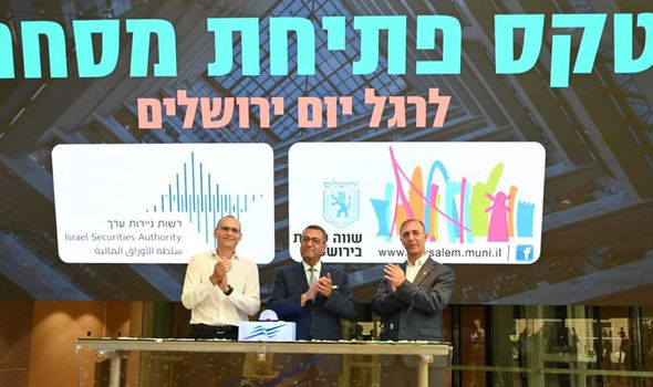 מימין לשמאל: ספי זינגר, יו״ר רשות ניירות ערך; משה ליאון, ראש העיר ירושלים ואיתי בן זאב, מנכ״ל הבורסה לניירות ערך. צילום: ליאת מנדל