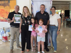 מימין לשמאל: אודליה דניאל, אלון בריקמן, נטע גנצין ולמר, אבישי אחימאיר, בשורה למטה: הבנות הודיה ומאיה, צילום: יח״צ