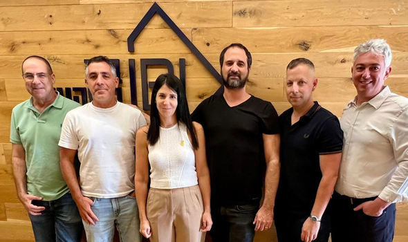 מימין לשמאל: צביקה ברנשטיין, שותף מייסד, IBI Capital; דייב לובצקי, מנכ״ל IBI בית השקעות; טל דורי, מנכ״ל IBI Capital; מורן בלכר, מנכ״לית משותפת, מקסטאייג׳; עופר כץ, מנכ״ל משותף, מקסטאייג׳; עדו קוק, יו״ר IBI בית השקעות / צילום: יחצ